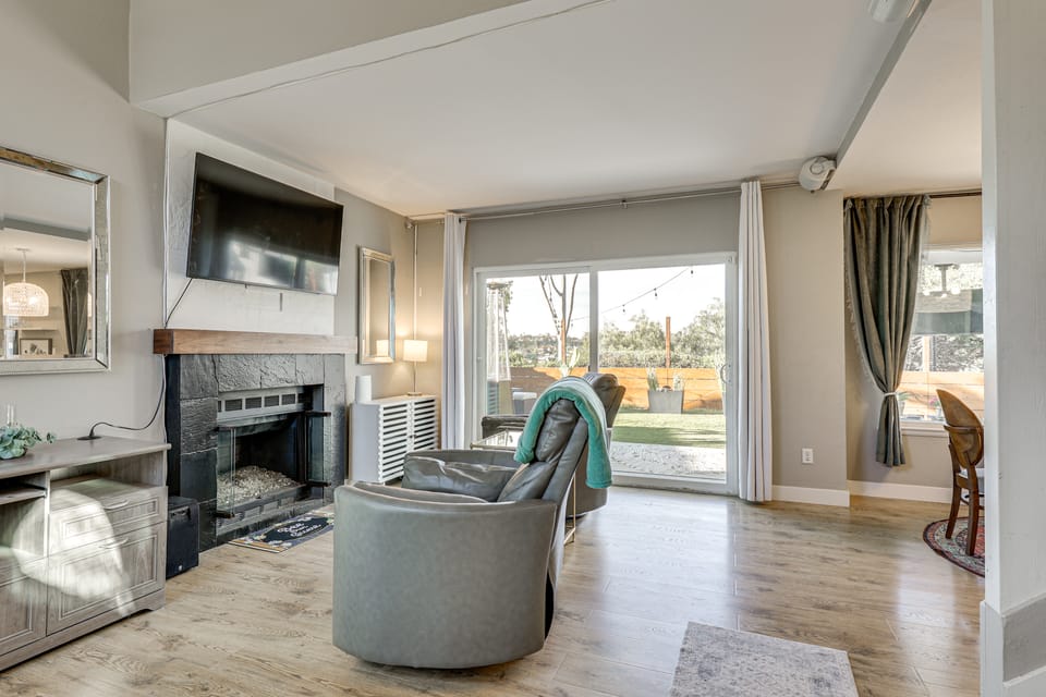 Modern Oceanside Living! Family Home w/ Workspace Apartment in Vista