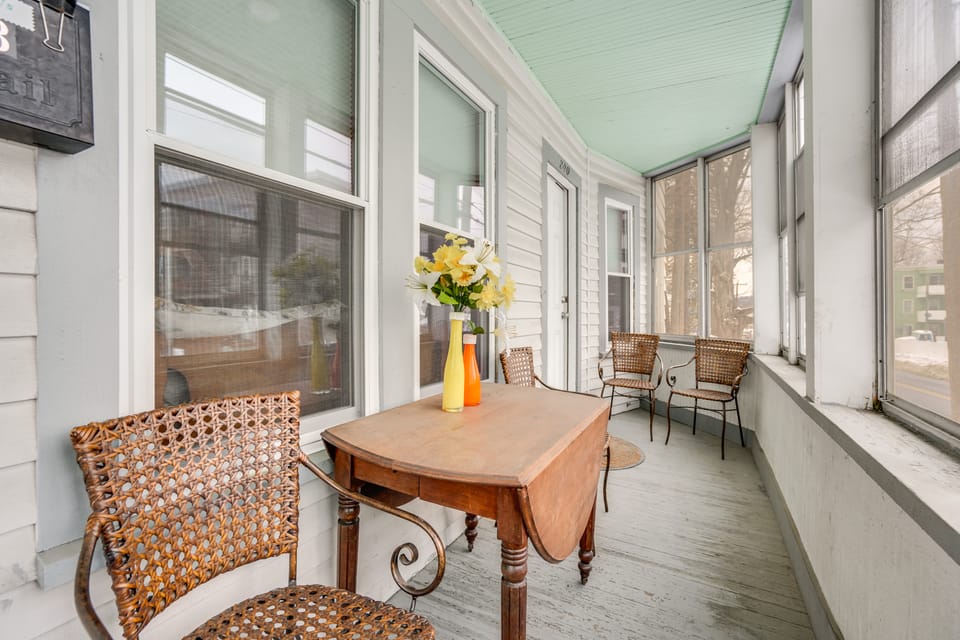9 Mi to Wachusett Mtn! Family Base w/ Porch Apartment in Leominster
