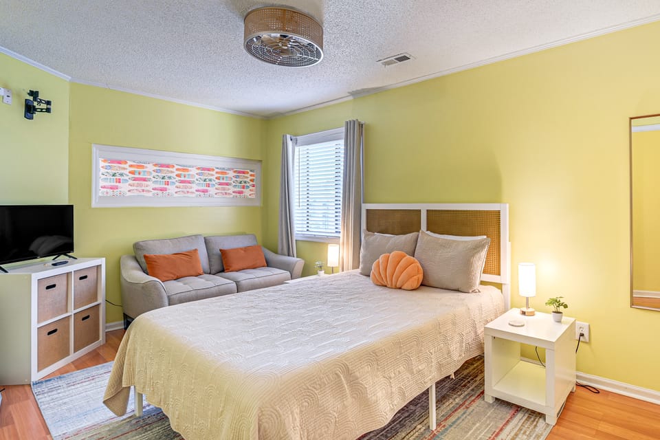 Steps to Sand: Chic Couple’s Garden City Retreat Apartment in Garden City