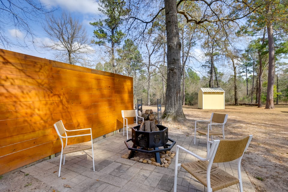 Walk to Fishing Pond! Wooded Montgomery Retreat House in Texas