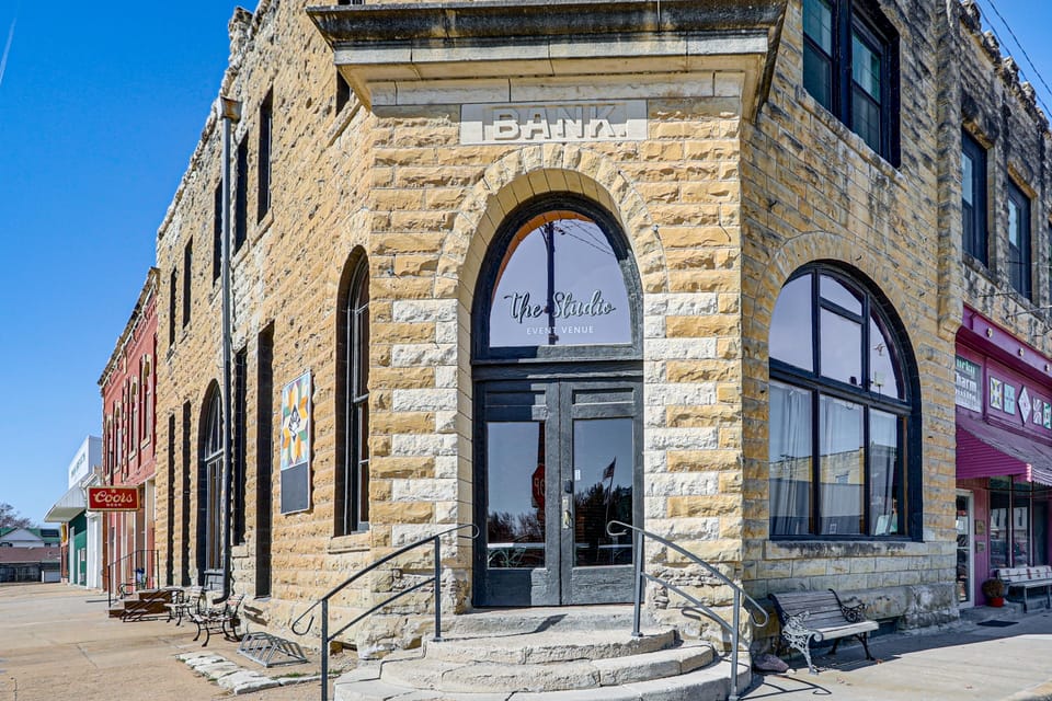 Charming Historic Retreat in Walkable Chapman Apartment in Kansas
