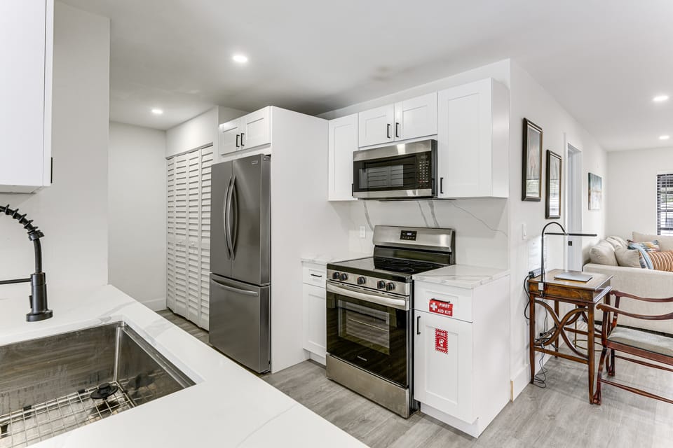 Private Pool & Game Room 6 Mi to Hard Rock Stadium House in Hollywood