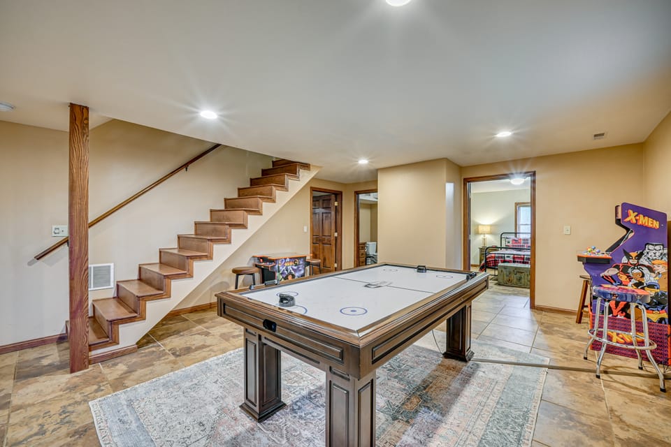 Private Hot Tub & Games Galore! Hamden Family Home House in Ohio
