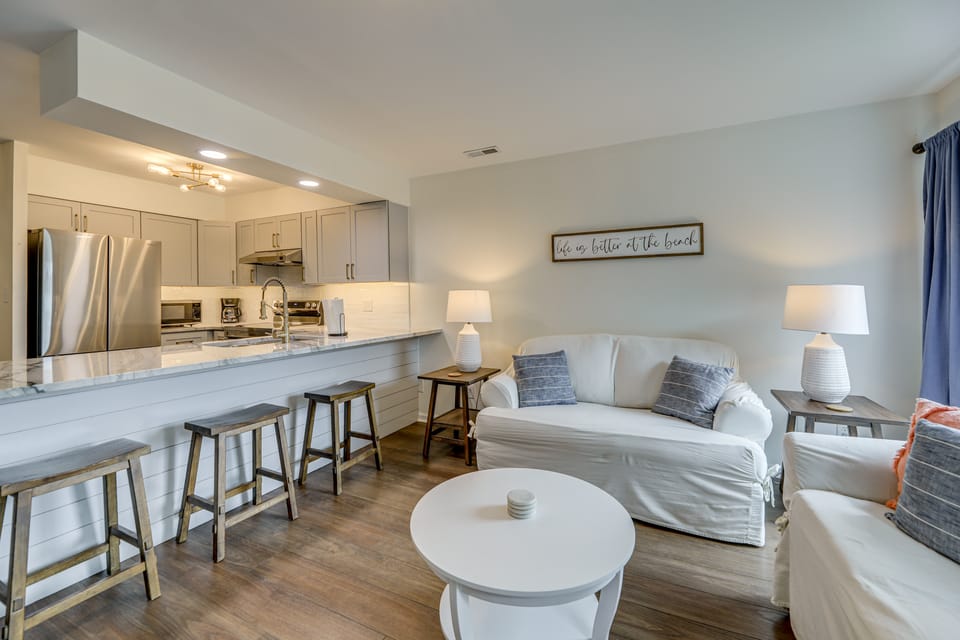 Steps to Beach! Emerald Isle Condo w/ Ocean View Apartment in Emerald Isle