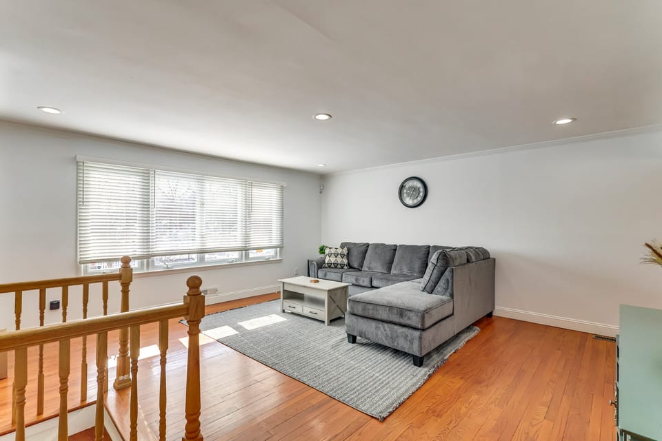 26 Mi to MetLife & NYC: 1 mi to Train House in New Jersey