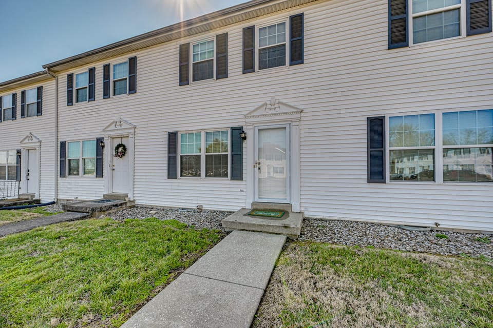 5 Mi to Cave Tour! Couples Adventure Hub Apartment in Bowling Green