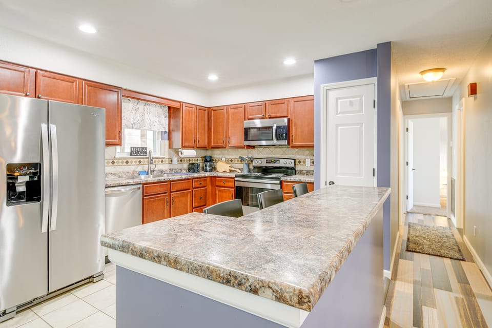 3 Mi to UT & Market Square: Poolside Retreat! House in Knoxville