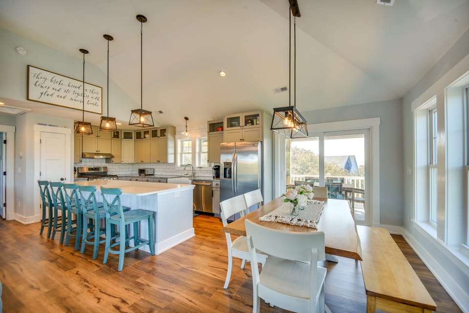 Luxe Family Home w/ Seasonal Pool in Duck! House in Port Trinitie