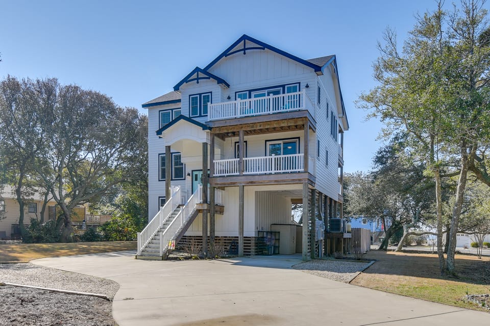 Luxe Family Home w/ Seasonal Pool in Duck! House in Port Trinitie