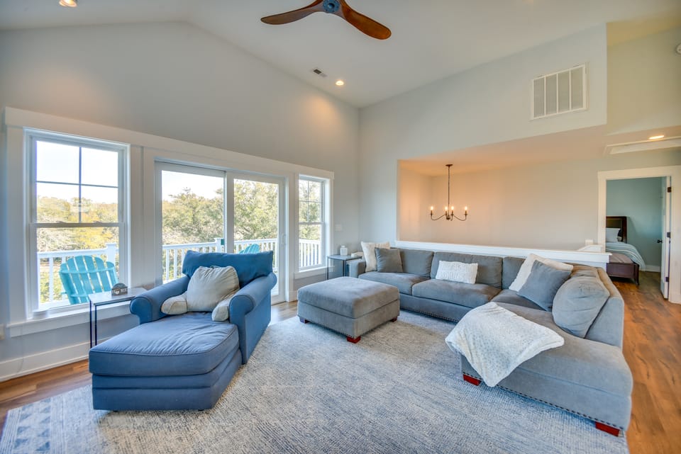 Luxe Family Home w/ Seasonal Pool in Duck! House in Port Trinitie