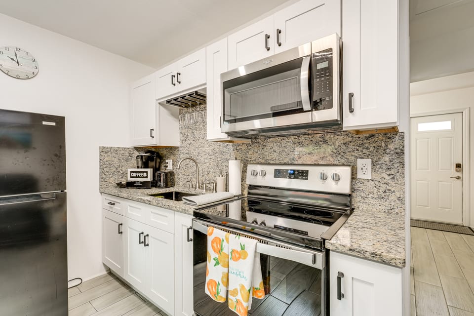 2 Mi to Madeira Beach: Quiet Casita w/ Shared Pool House in Bay Pines