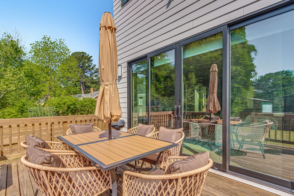 2 Mi to WakeMed: Modern Raleigh Duplex w/ Yard Apartment in Raleigh