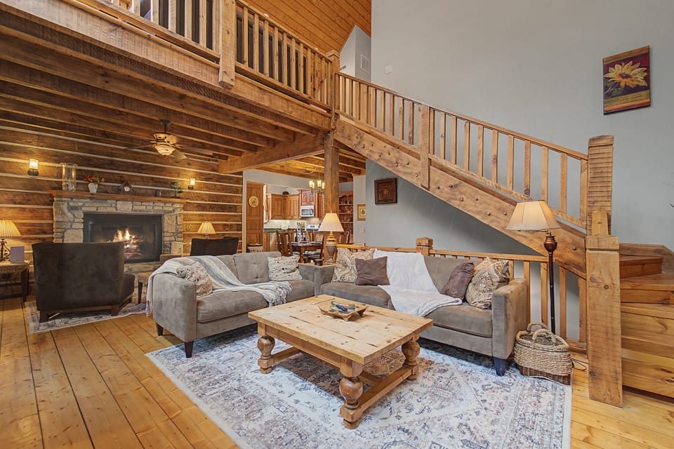 Hot Tub, Pool Table! Luxury Log Cabin in Franklin House in Tennessee