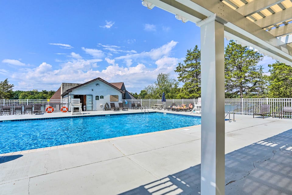 Community Pool Access! Sleepy Hollow Lake Hideaway House in Capital District, NY, USA