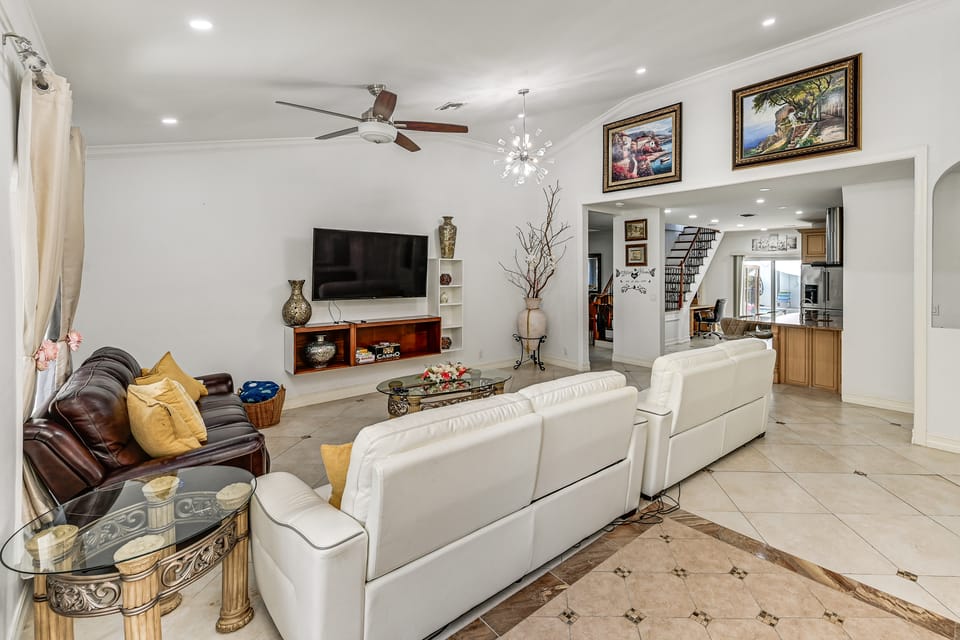 Poolside Oasis: Group-Friendly Getaway in Naples! House in Collier County