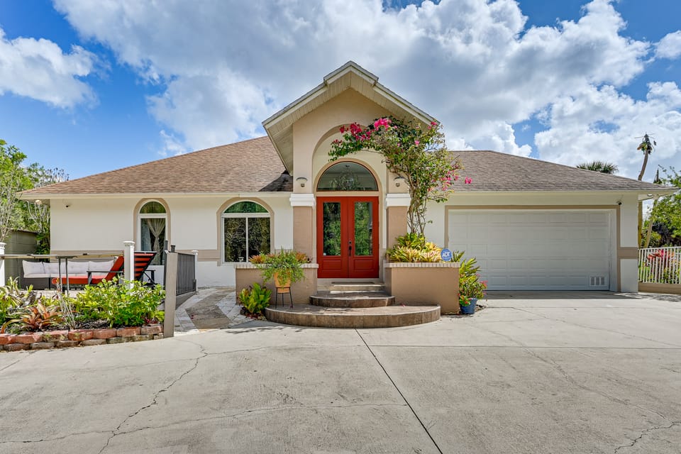 Poolside Oasis: Group-Friendly Getaway in Naples! House in Collier County