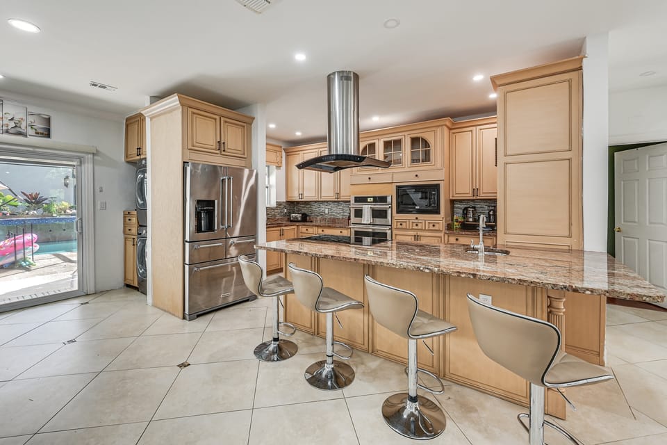 Poolside Oasis: Group-Friendly Getaway in Naples! House in Collier County