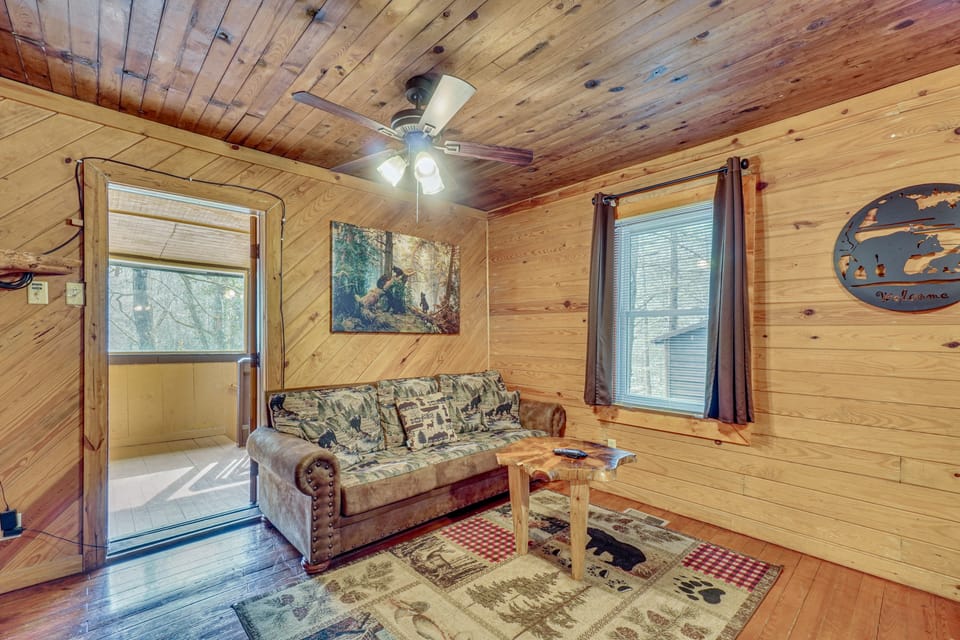 Private Hot Tub! Hillside Smokies Base Camp House in Great Smoky Mountains