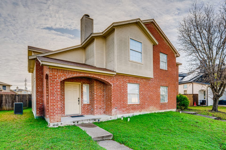 Pet Friendly! Renovated Arlington Home Near AT&T Apartment in Arlington