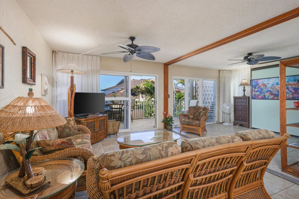 Top Floor Oceanfront Condominium in Kailua-Kona Apartment in Holualoa