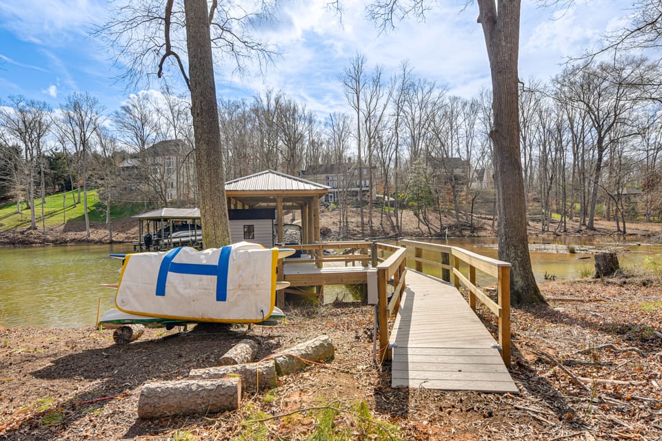 Sprawling Group Getaway w/ Dock on Lake Wylie! House in Lake Wylie