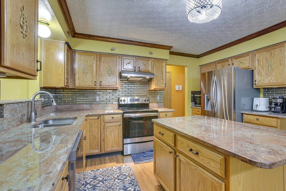 6 Mi to Rickenbacker Airport! Columbus Area Home House in Ohio