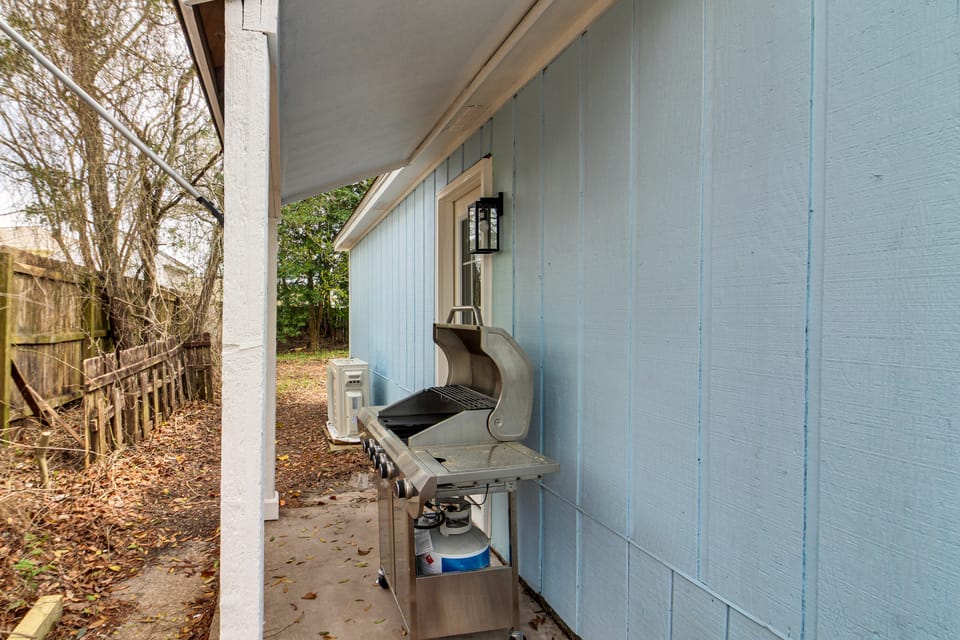Fun in the Sun w/ Family - Pensacola Duplex + Yard House in Alabama