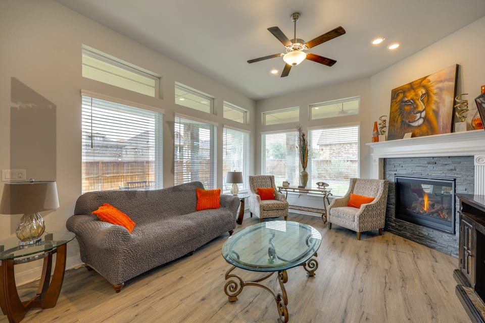 2 Mi to TPC San Antonio: Group Getaway w/ Theater! House in San Antonio