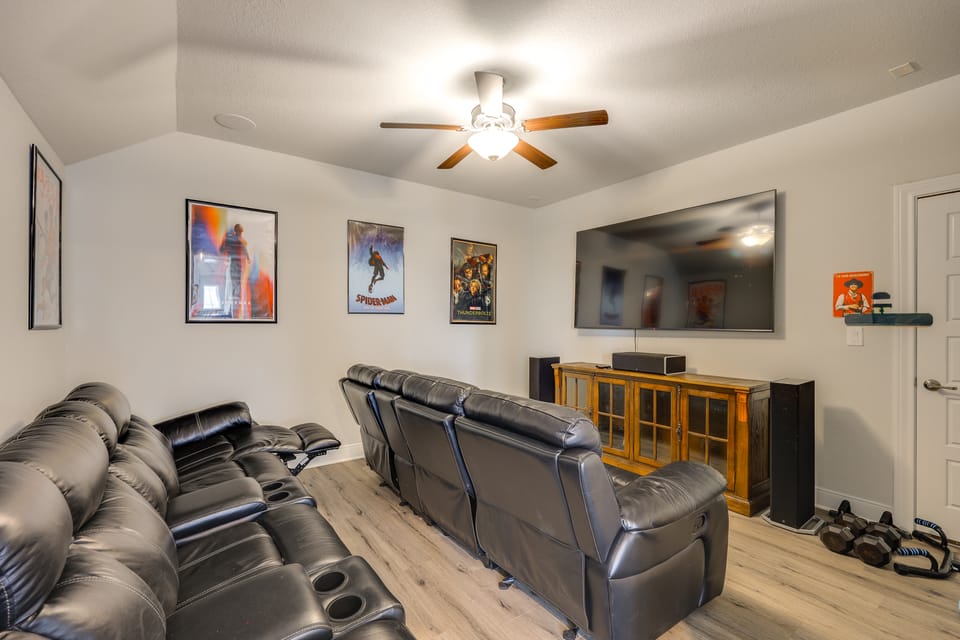 2 Mi to TPC San Antonio: Group Getaway w/ Theater! House in San Antonio