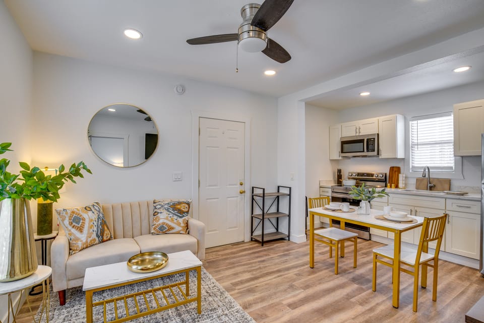 Gateway to Downtown Tacoma! Sleek Couple's Condo Apartment in Tacoma