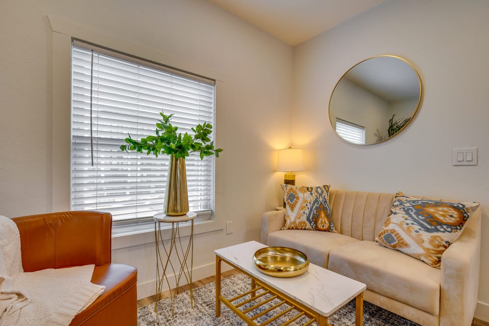 Gateway to Downtown Tacoma! Sleek Couple's Condo Apartment in Tacoma