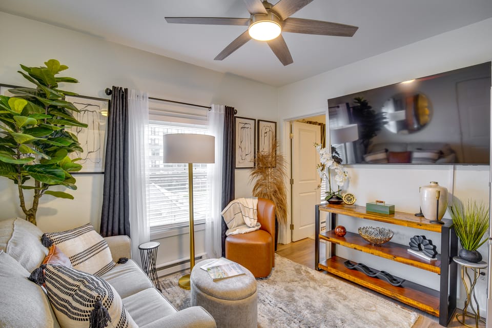 Easy Access to Dtwn Tacoma! Stylish Couple's Condo Apartment in Tacoma