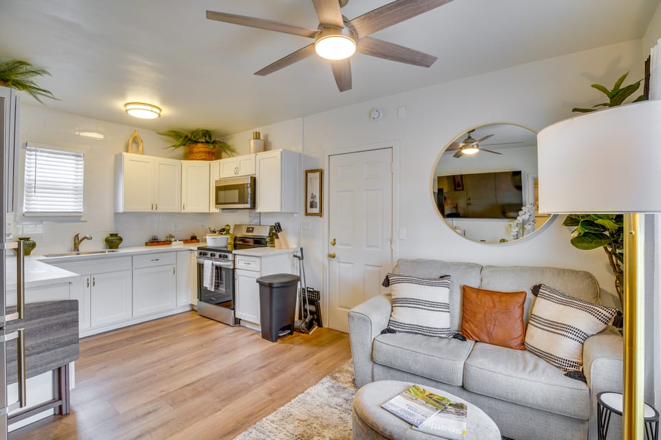 Easy Access to Dtwn Tacoma! Stylish Couple's Condo Apartment in Tacoma