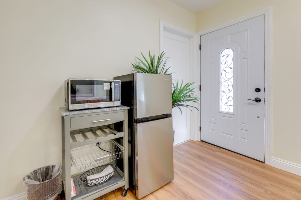South Bay Sweet Spot By SoFi! Extended-Stay Studio Apartment in Gardena