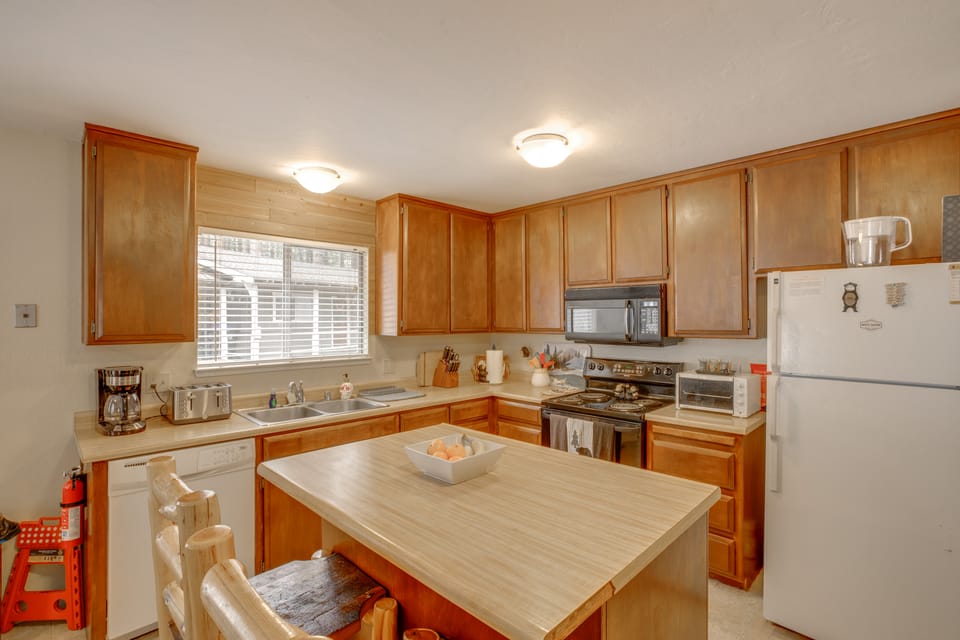 Stay in South Lake Tahoe! Home w/ Hot Tub House in South Lake Tahoe