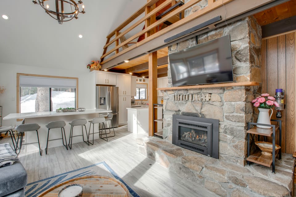 5 Mi to Soda Springs Mtn Resort: Forest-View Gem! House in Sierra Nevada