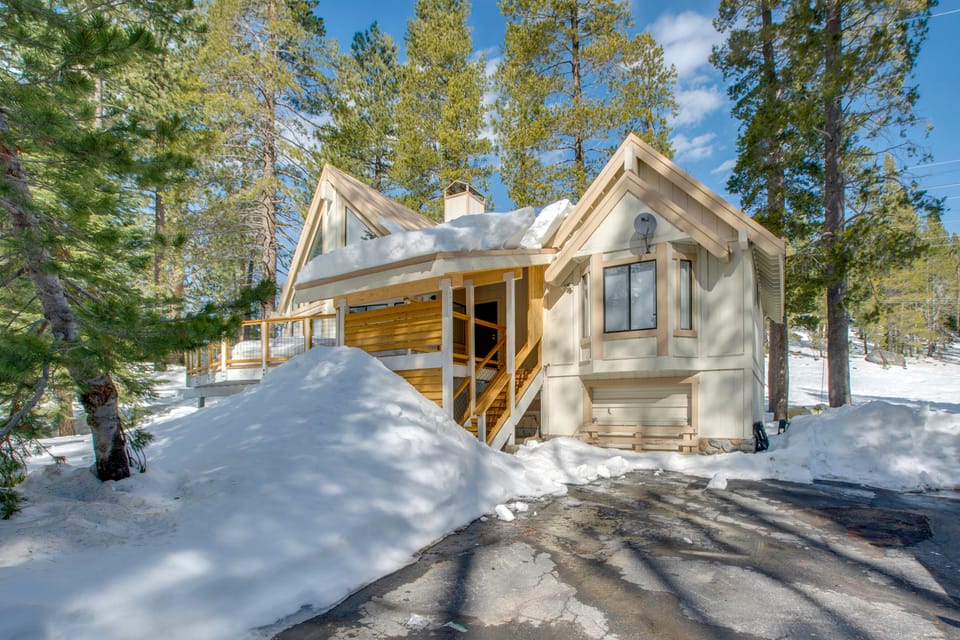 5 Mi to Soda Springs Mtn Resort: Forest-View Gem! House in Sierra Nevada