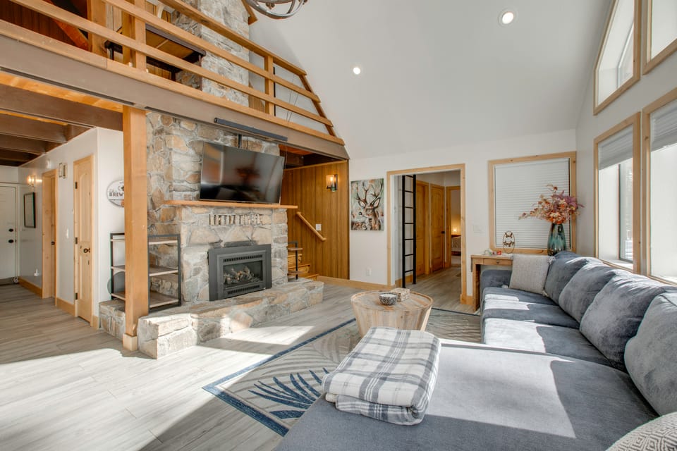 5 Mi to Soda Springs Mtn Resort: Forest-View Gem! House in Sierra Nevada