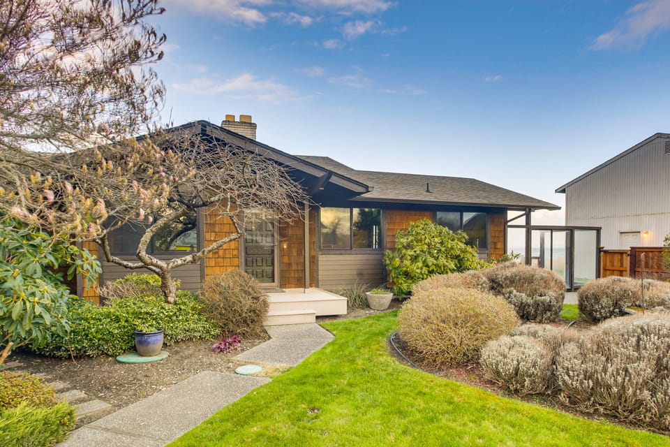 Sequim Shoreline Retreat w/ 2 Decks: Dogs Welcome! House in Washington