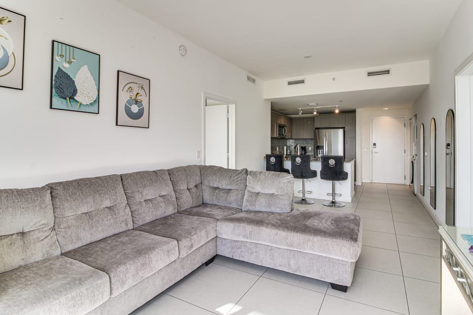 Steps to Dtwn Doral Park: Modern Group Retreat! Apartment in Doral