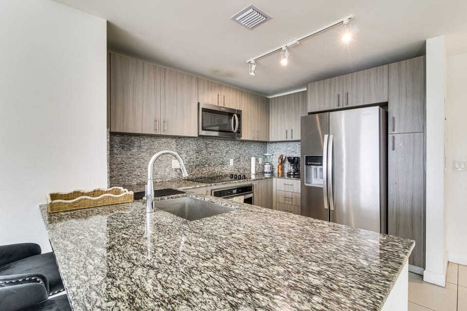 Steps to Dtwn Doral Park: Modern Group Retreat! Apartment in Doral