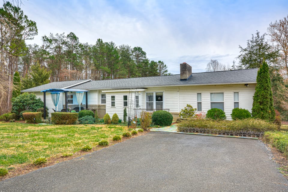 Hot Tub, Home Gym, Decks! Retreat 9 Mi to Mt Airy House in North Carolina