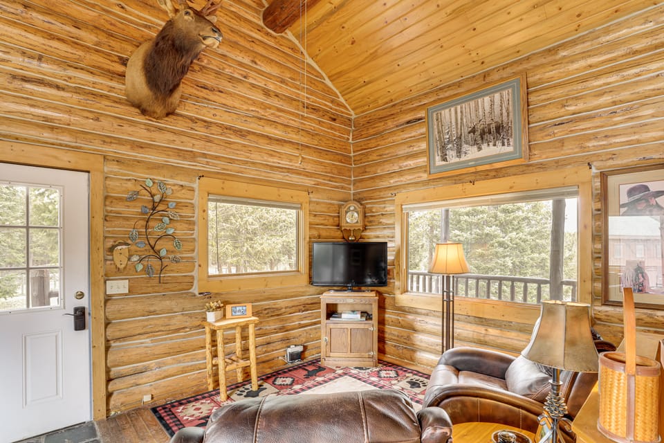 Wild Adventures in Eureka! Amish-Crafted Cabin House in Idaho