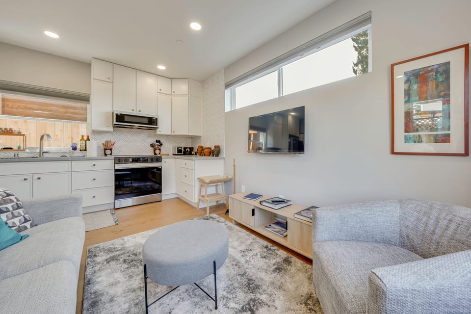 ‘Mini Pearl’ Sleek Seattle Gem 3 Mi to Lumen Field House in Seattle