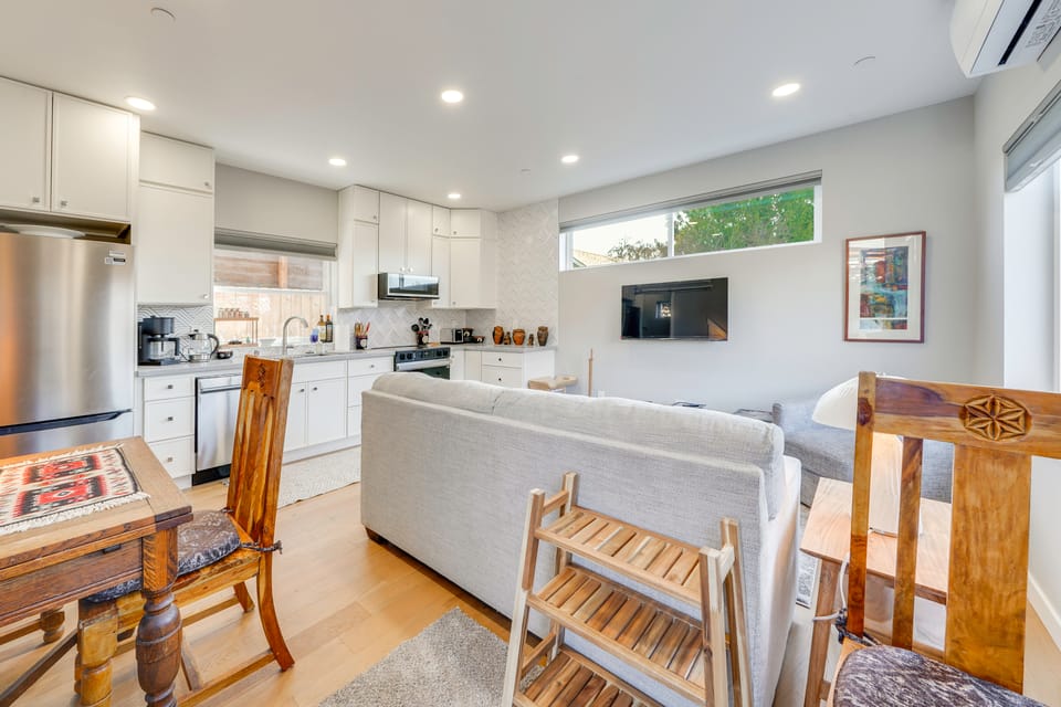 ‘Mini Pearl’ Sleek Seattle Gem 3 Mi to Lumen Field House in Seattle