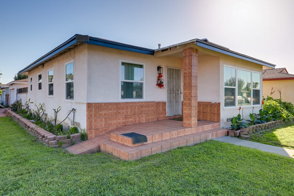 Centrally Located in SoCal! Home Close to Highways House in Bellflower