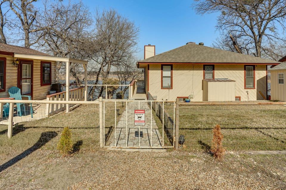 5 Mi to Granbury Square: Waterfront Escape w/ Dock House in Texas