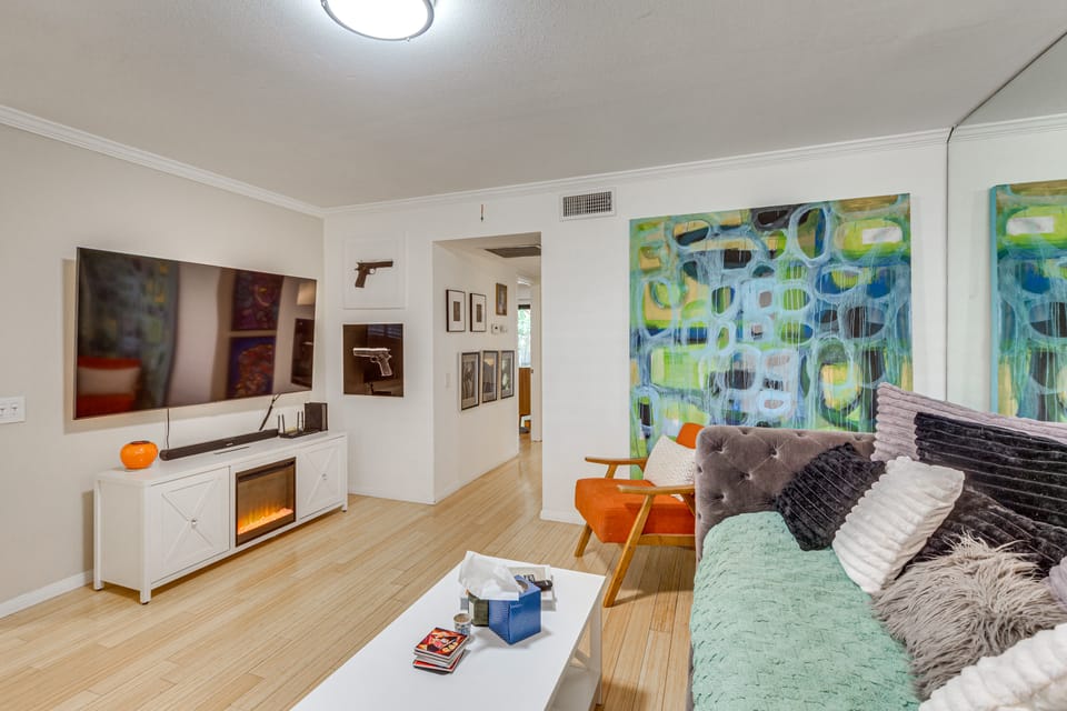 2 Mi to Dtwn! Snowbird Gem w/ Pool in Palm Springs Apartment in Palm Springs