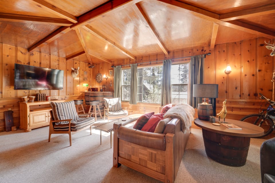 Great for Families! Woodsy Truckee Haven w/ Deck House in Truckee