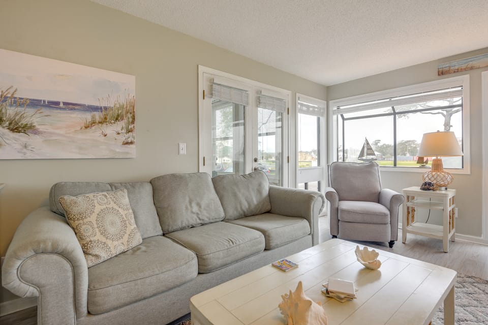Coastal Sun & Poolside Fun: Myrtle Beach Condo! Apartment in South Carolina